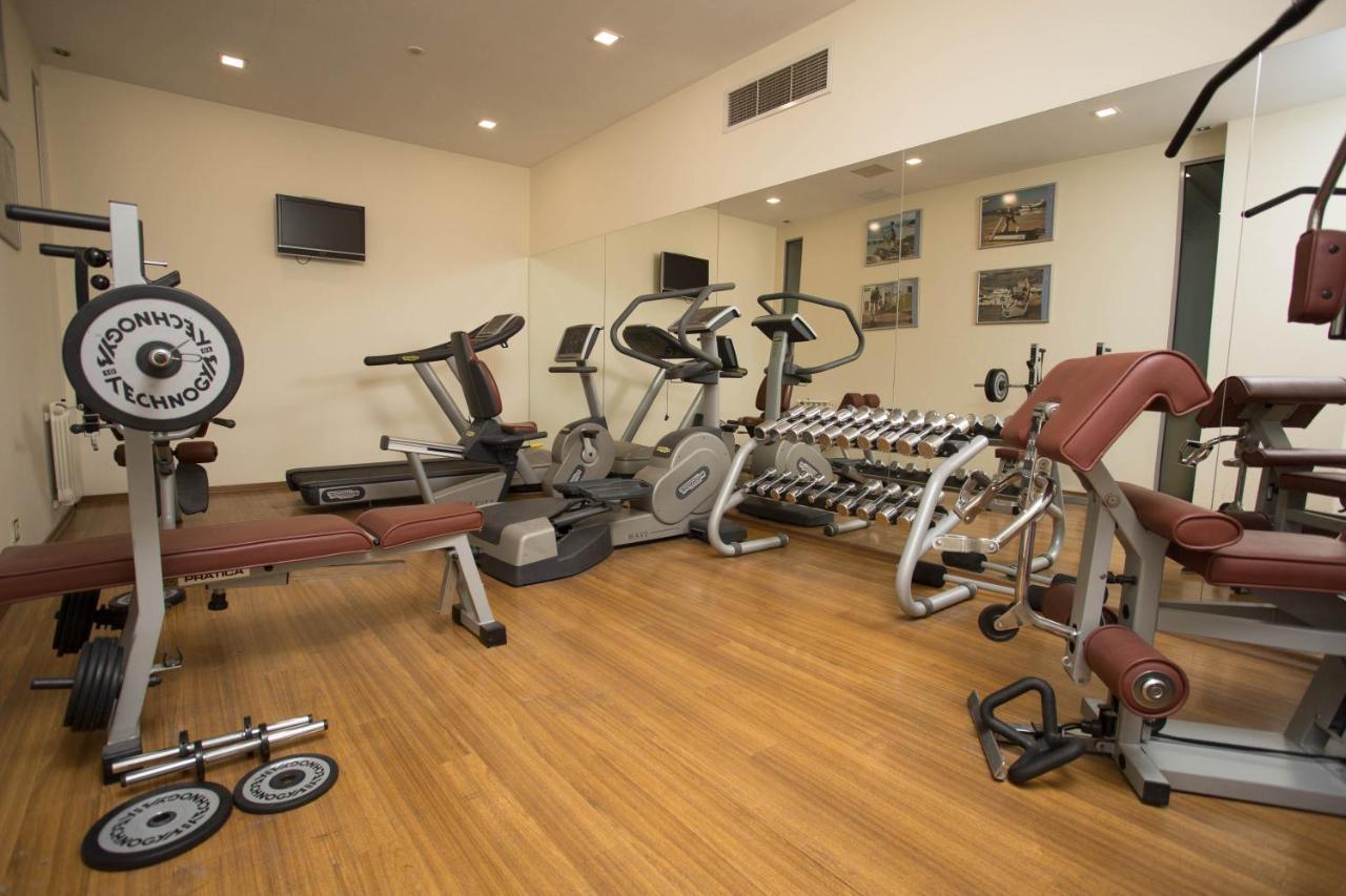 Spa Hotel Persenk 데빈 외부 사진 A gym