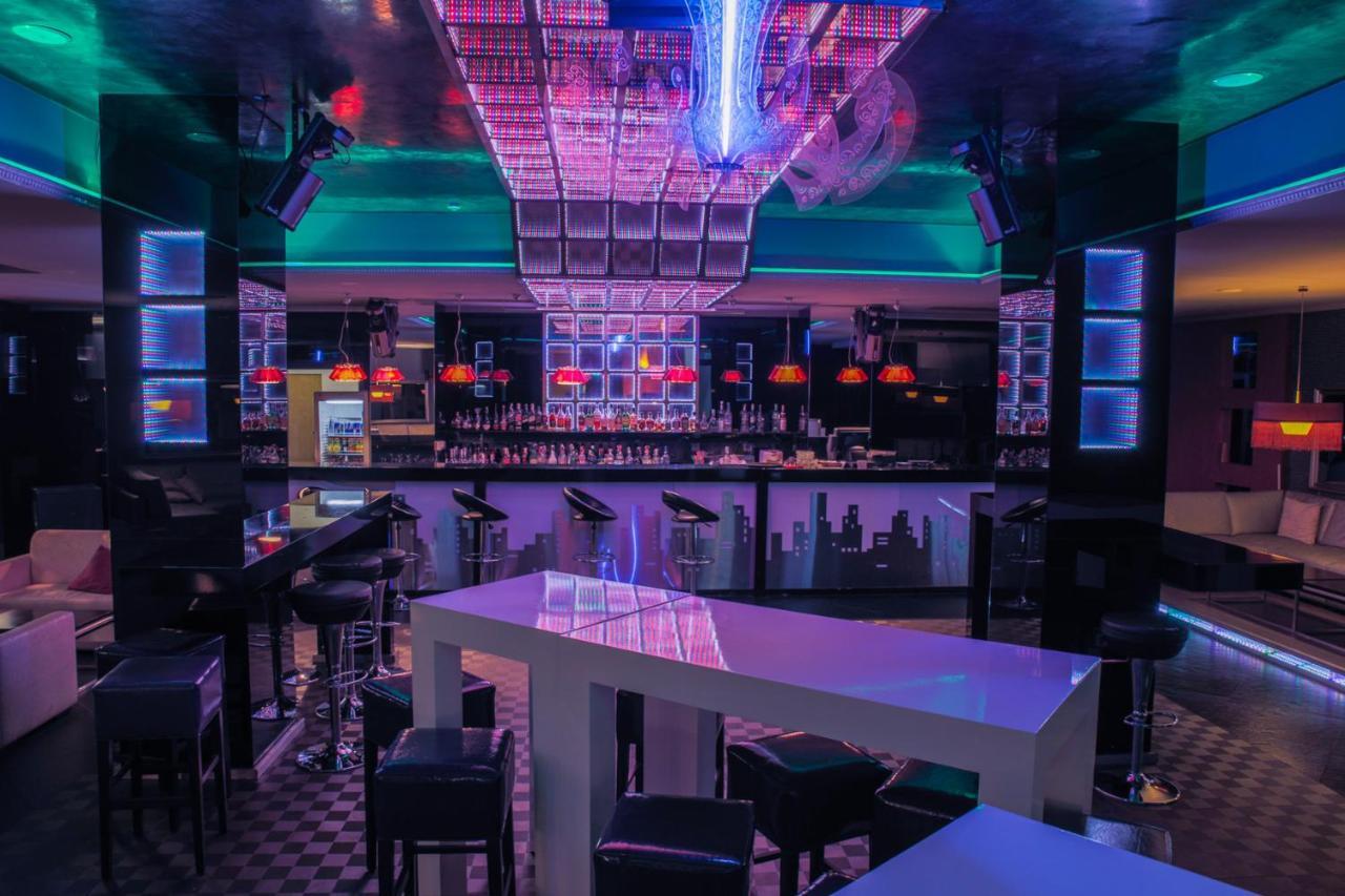 Spa Hotel Persenk 데빈 외부 사진 The interior of the nightclub