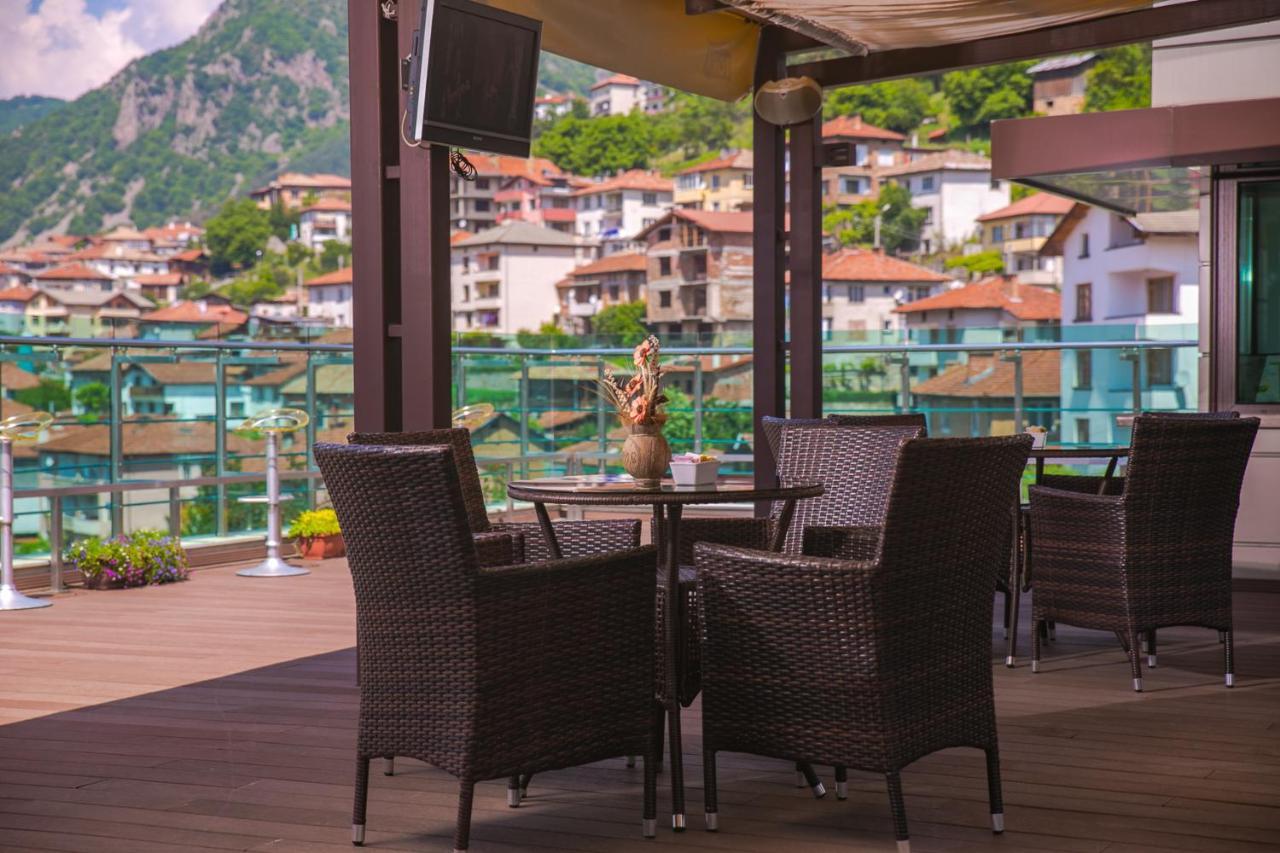 Spa Hotel Persenk 데빈 외부 사진 The hotel's terrace