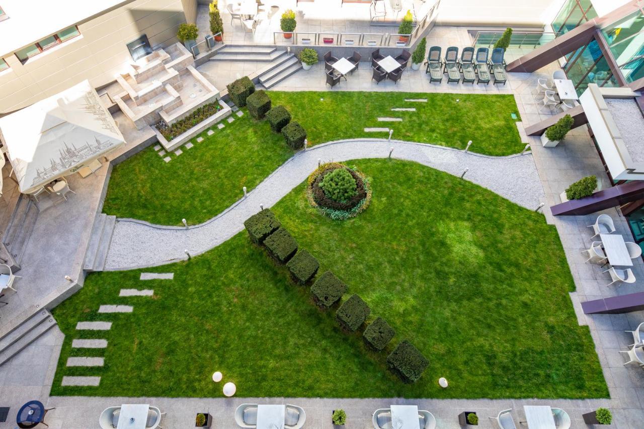Spa Hotel Persenk 데빈 외부 사진 The courtyard of the hotel