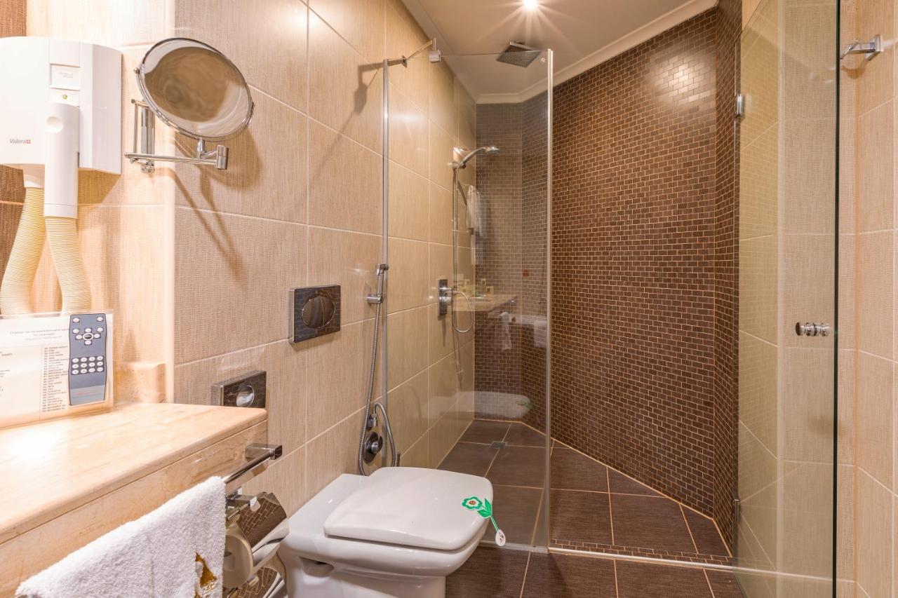 Spa Hotel Persenk 데빈 외부 사진 A shower cubicle