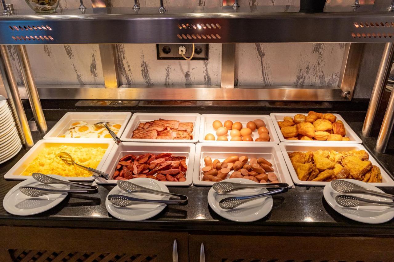 Spa Hotel Persenk 데빈 외부 사진 A bain-marie with food