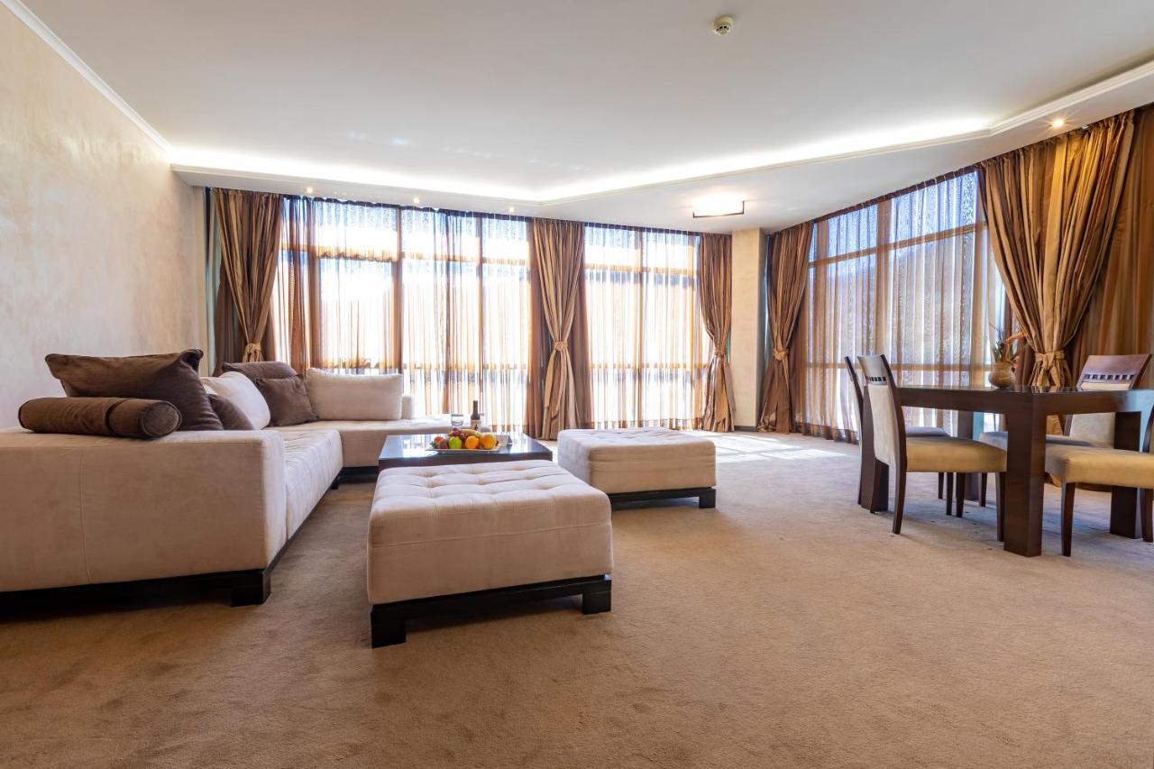 Spa Hotel Persenk 데빈 외부 사진 A living room with carpet flooring