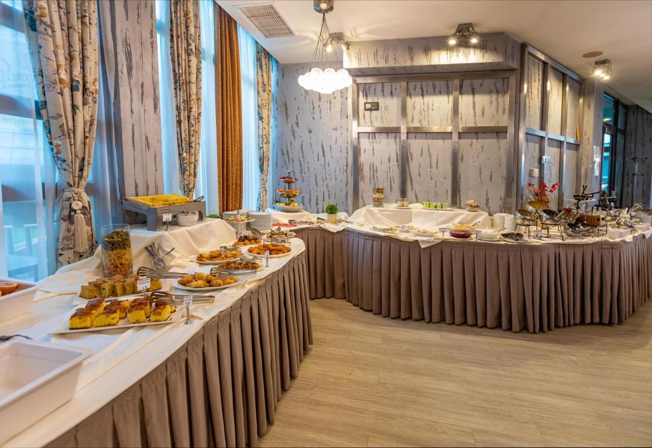 Spa Hotel Persenk 데빈 외부 사진 A buffet at a hotel