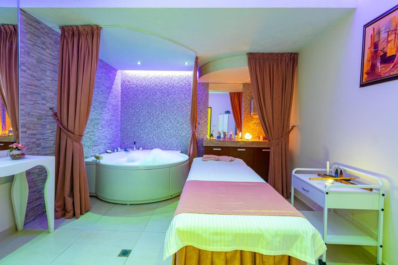 Spa Hotel Persenk 데빈 외부 사진 A spa treatment room