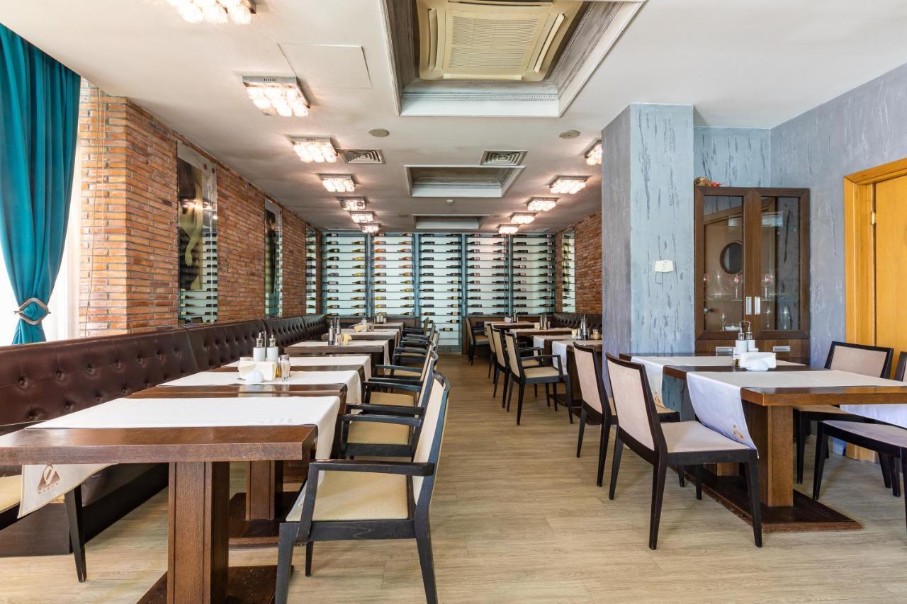 Spa Hotel Persenk 데빈 외부 사진 Restaurant interior
