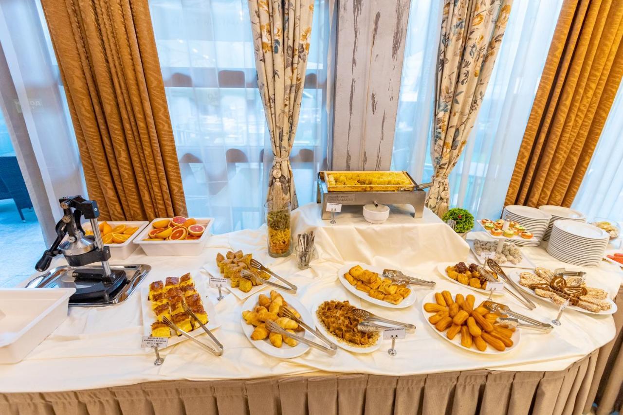 Spa Hotel Persenk 데빈 외부 사진 A buffet table with a selection of Indian snacks