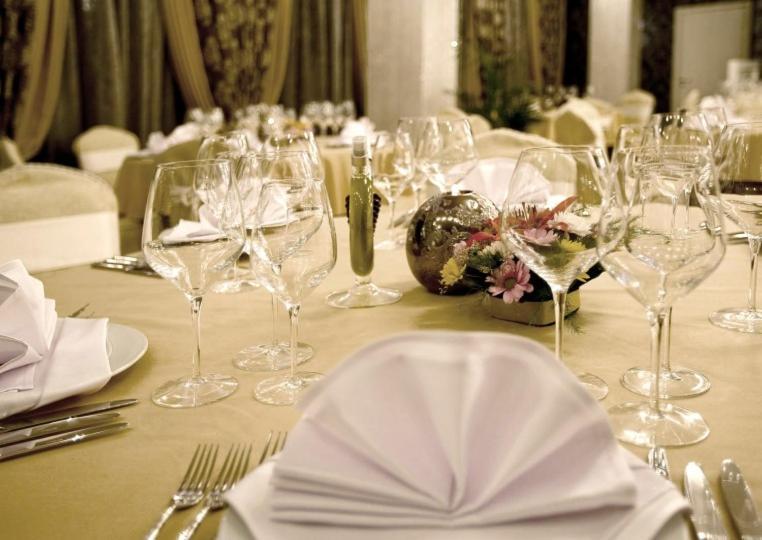 Spa Hotel Persenk 데빈 외부 사진 A table set for a formal dinner