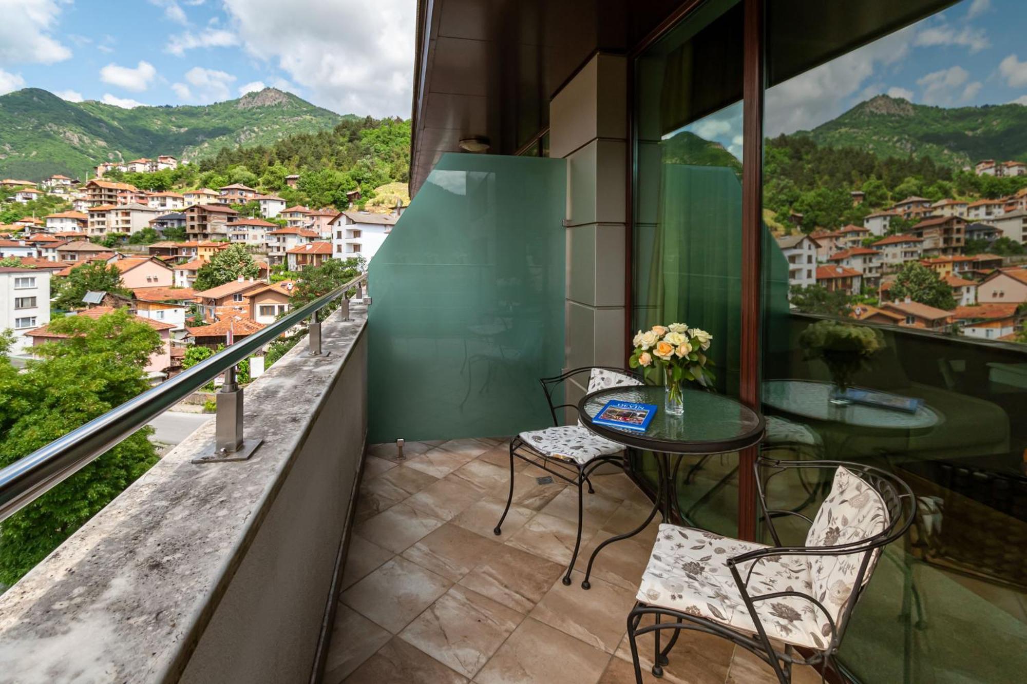 Spa Hotel Persenk 데빈 외부 사진 A balcony