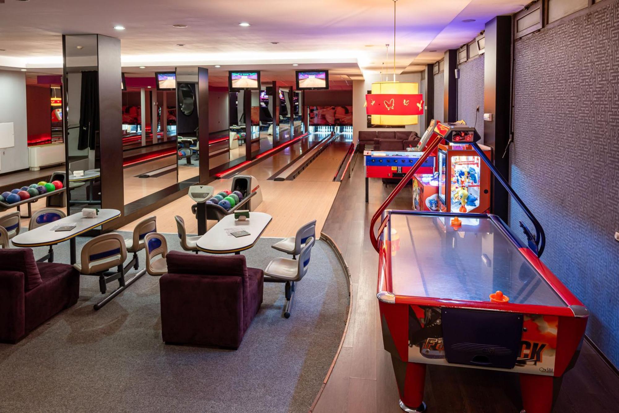 Spa Hotel Persenk 데빈 외부 사진 The bowling alley at the 2012 Olympic Village