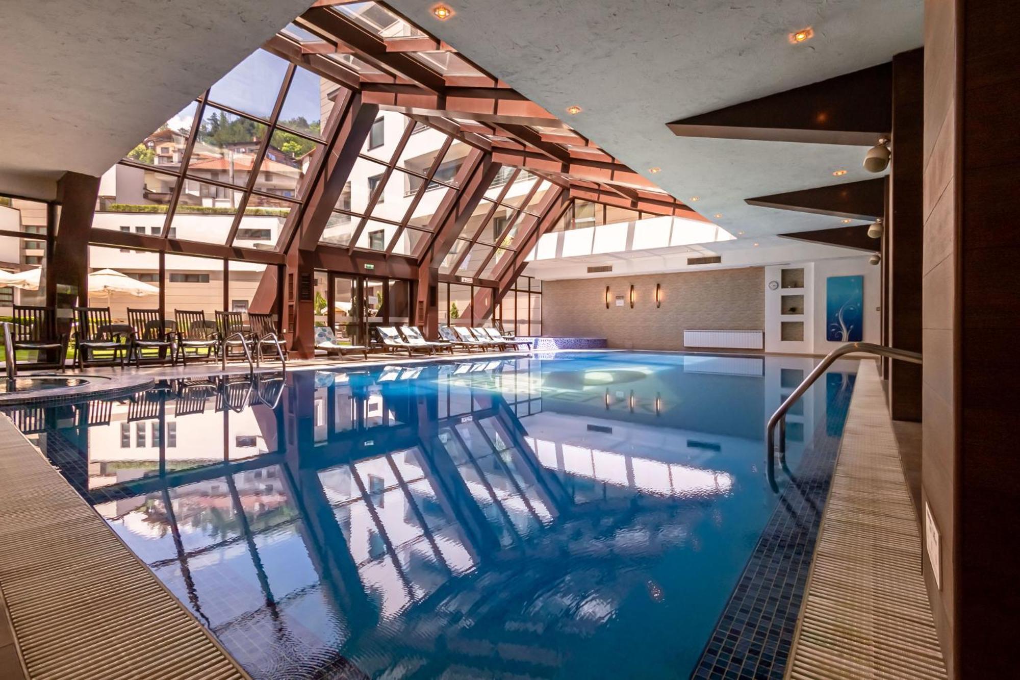 Spa Hotel Persenk 데빈 외부 사진 The swimming pool at the hotel
