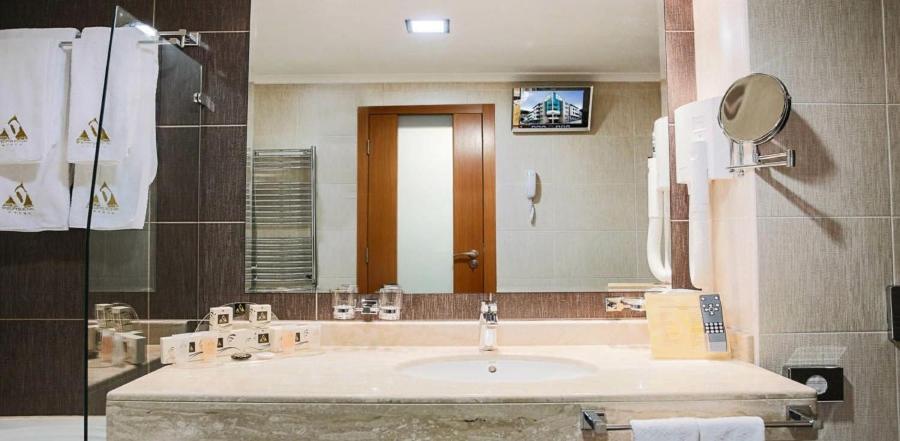 Spa Hotel Persenk 데빈 객실 사진 Bathroom mirror