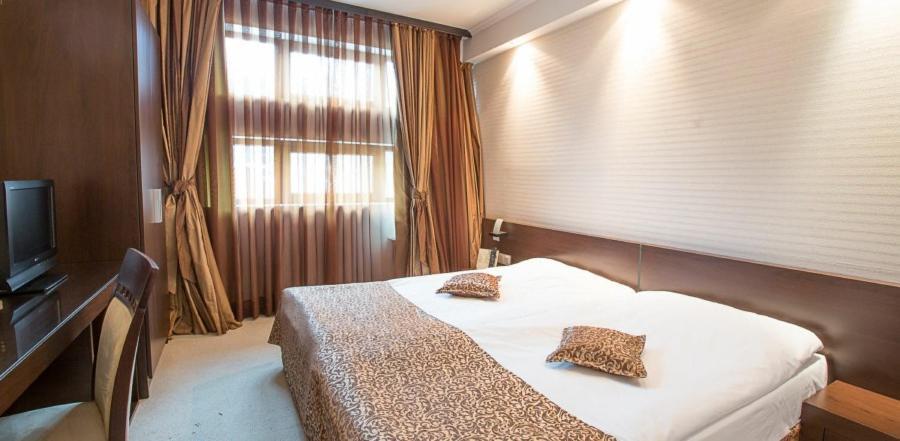 Spa Hotel Persenk 데빈 객실 사진 A bedroom at the hotel