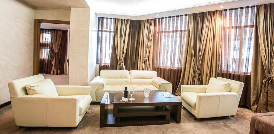 Spa Hotel Persenk 데빈 객실 사진 A living room with curtains