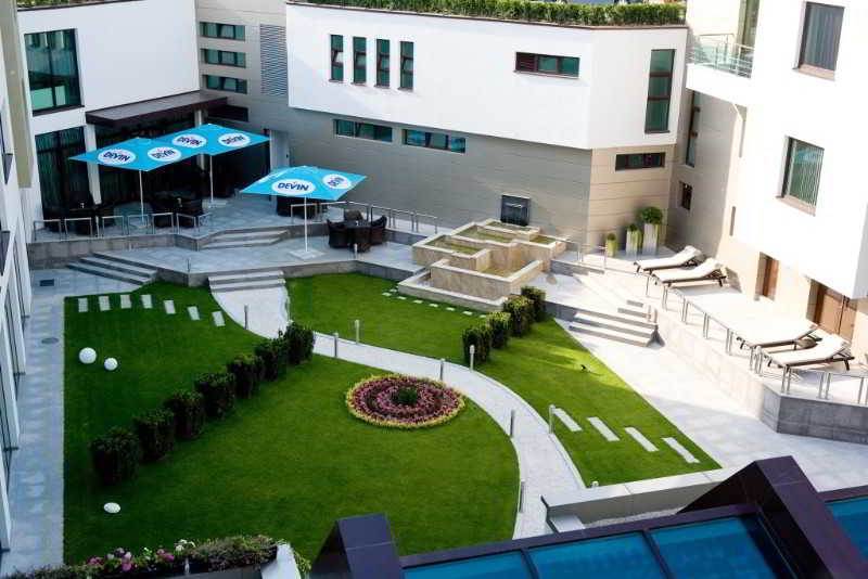 Spa Hotel Persenk 데빈 외부 사진 The hotel's courtyard
