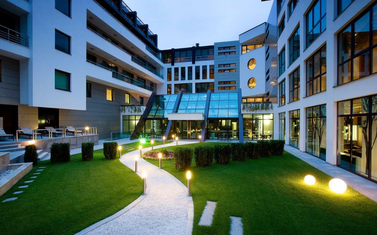 Spa Hotel Persenk 데빈 외부 사진 The hotel's courtyard
